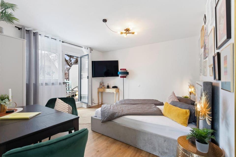 Bed, TV and multimedia, Photo of the whole room, Seating area, Bedroom