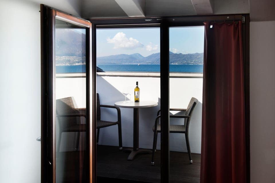 Coffee/tea facilities, Balcony/Terrace, Bedroom, Lake view, Bath, oven