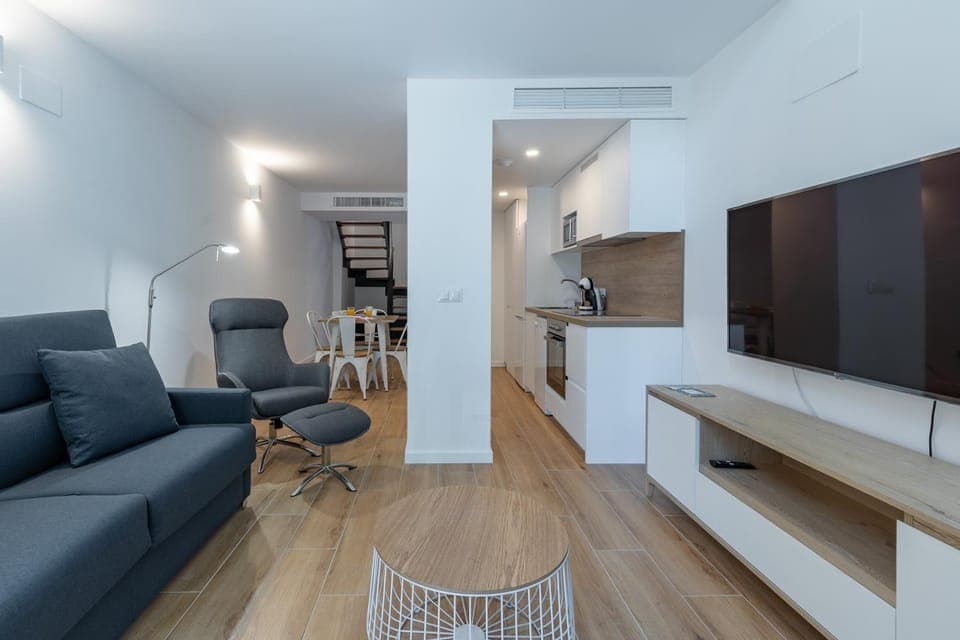 TV and multimedia, Living room, Seating area, Dining area