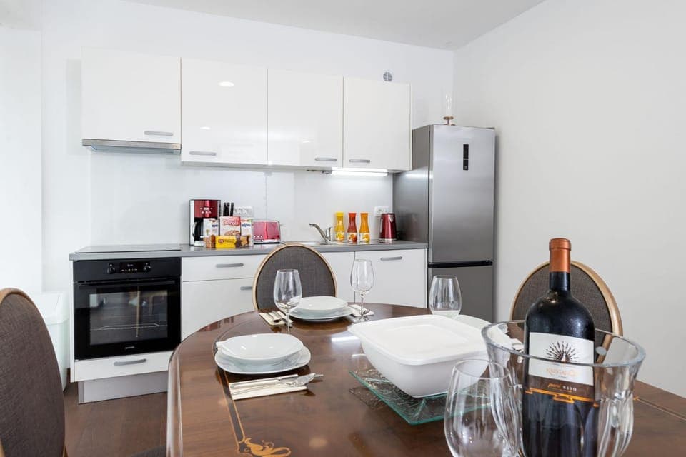 Kitchen or kitchenette, Dining area