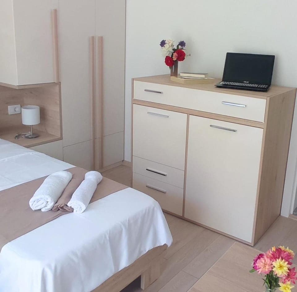 Communal lounge/ TV room, Bed, TV and multimedia, Photo of the whole room, Bedroom