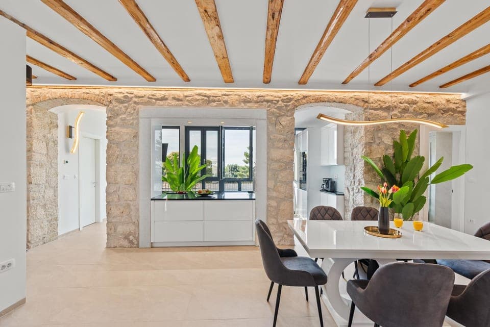 Dining area, kitchen