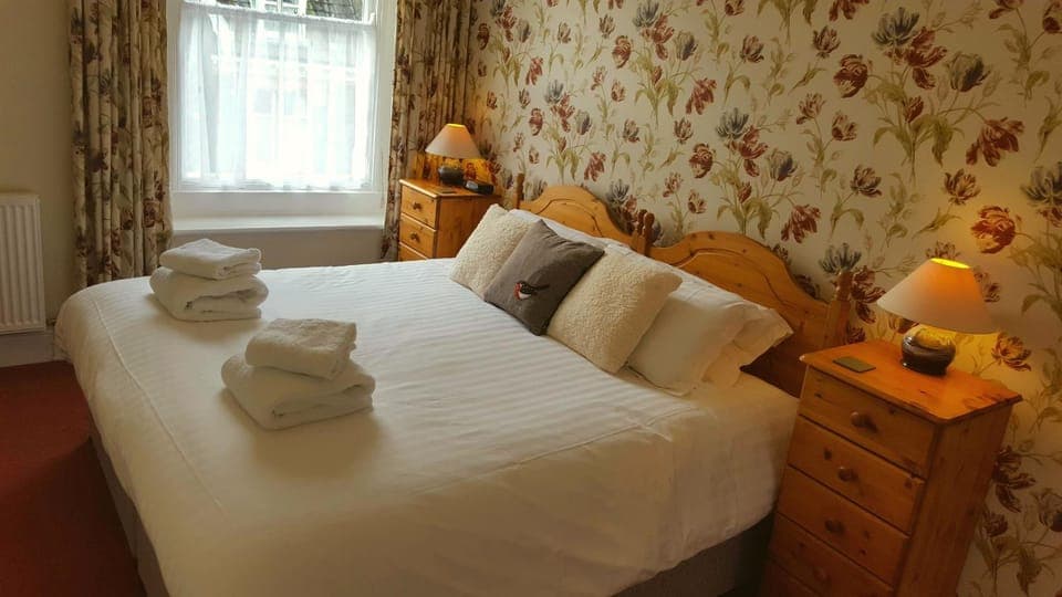 Bed, Day, Photo of the whole room, Bedroom, Autumn