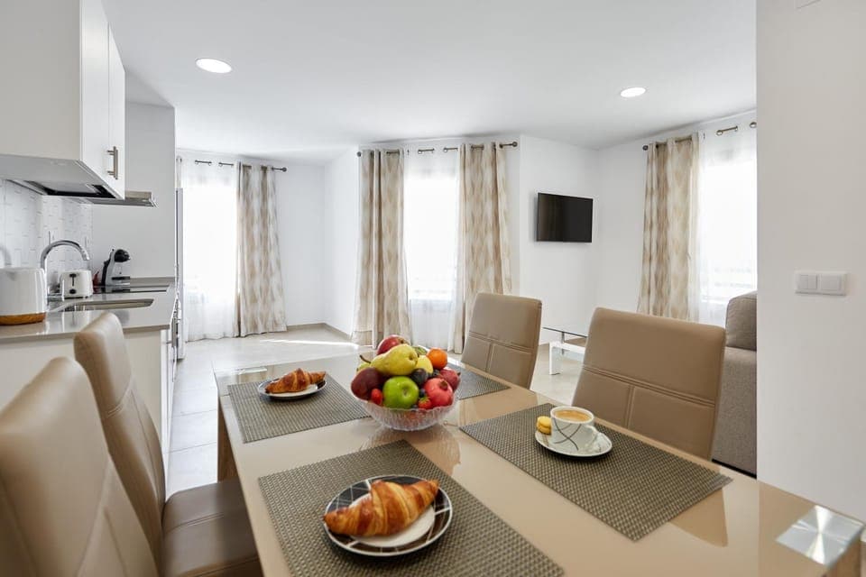 TV and multimedia, Coffee/tea facilities, Kitchen or kitchenette, Living room, Seating area, Dining area, toaster