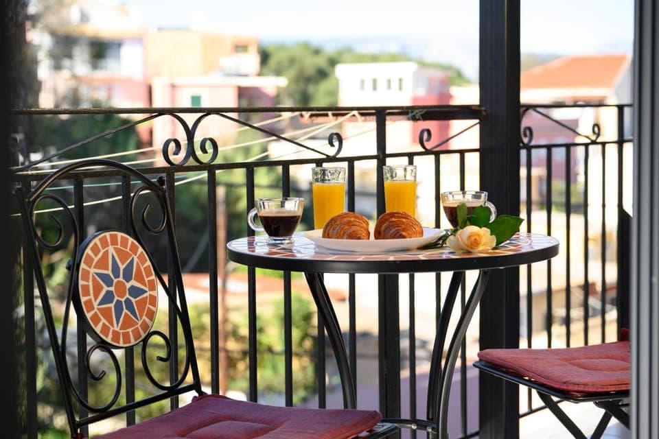 View (from property/room), Balcony/Terrace, Food and drinks, Dining area, Drinks