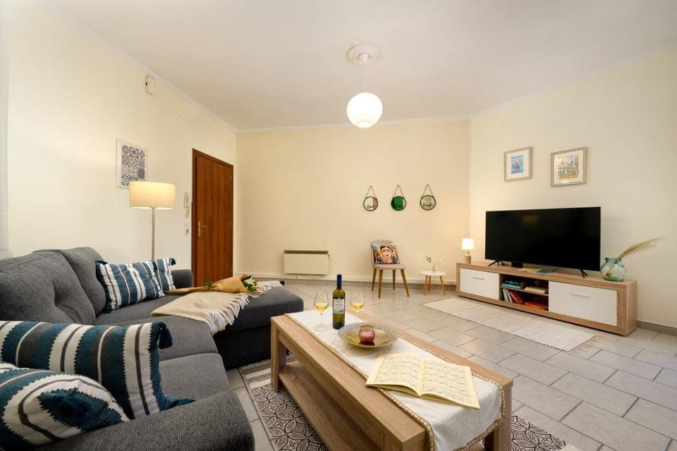 Communal lounge/ TV room, TV and multimedia, Living room, Seating area, Evening entertainment