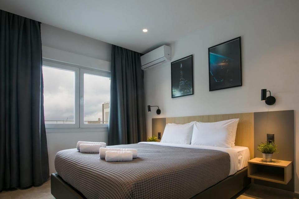 Bed, Bedroom, towels