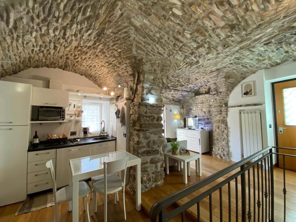 Kitchen or kitchenette, Dining area, stove