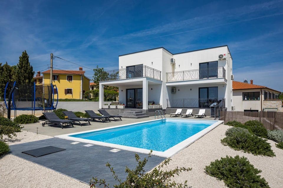 Property building, Patio, Day, Pool view, Swimming pool, Swimming pool, sunbed