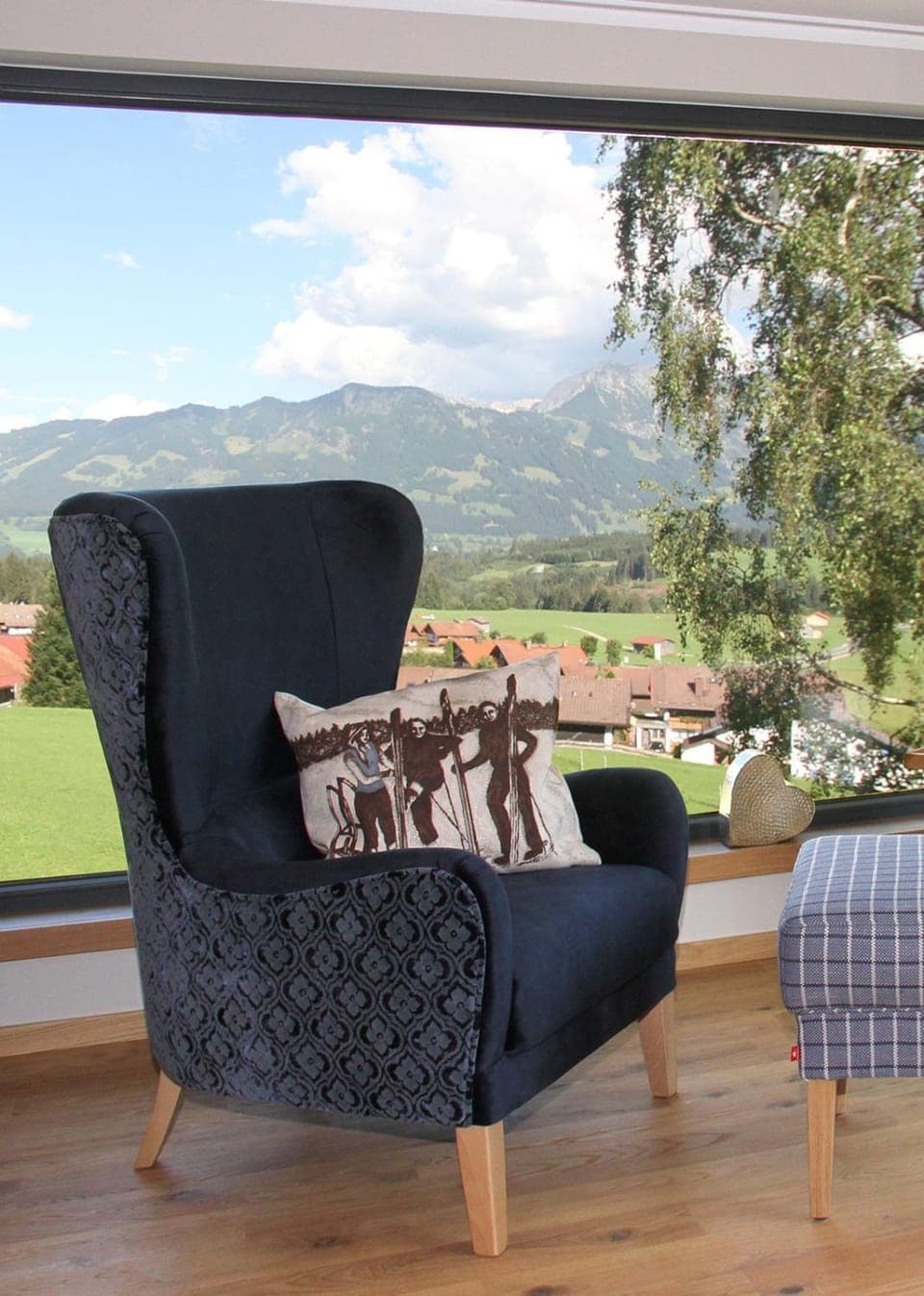 View (from property/room), Living room, Seating area, Mountain view