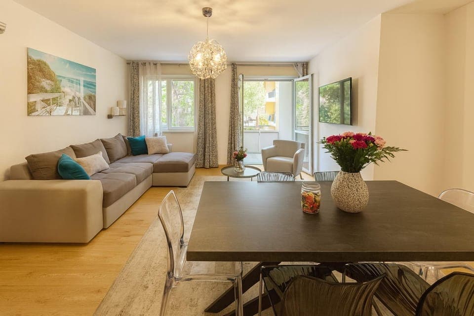 Communal lounge/ TV room, TV and multimedia, Living room, Seating area, Dining area