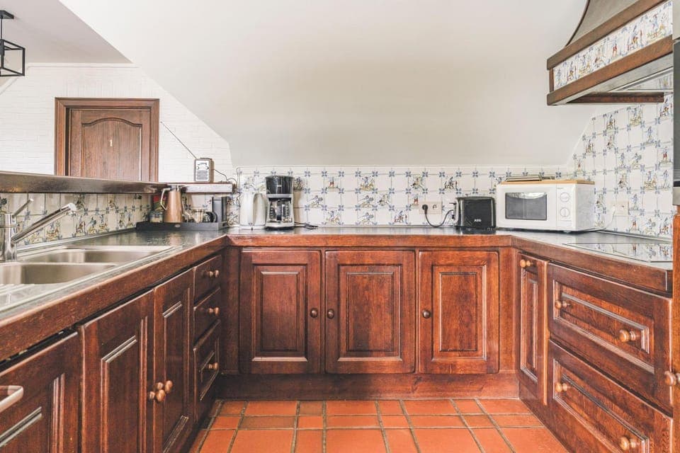 Coffee/tea facilities, Kitchen or kitchenette, dishwasher, oven, stove, toaster