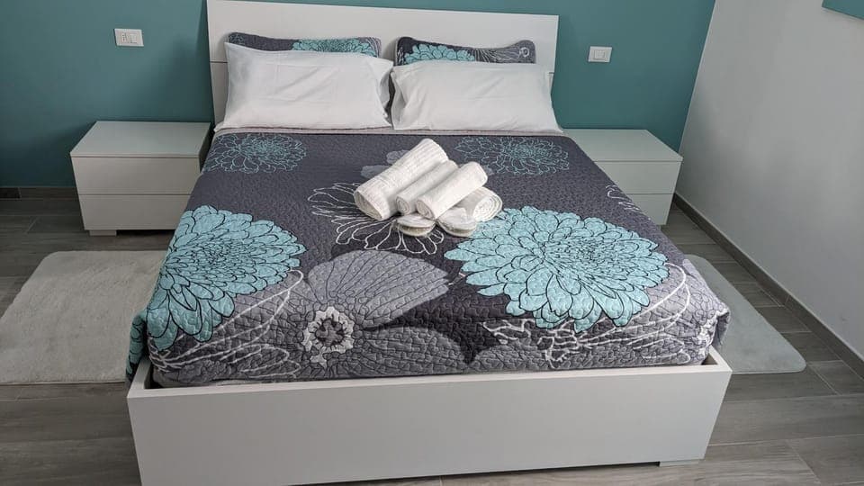 Bed, Bedroom, towels