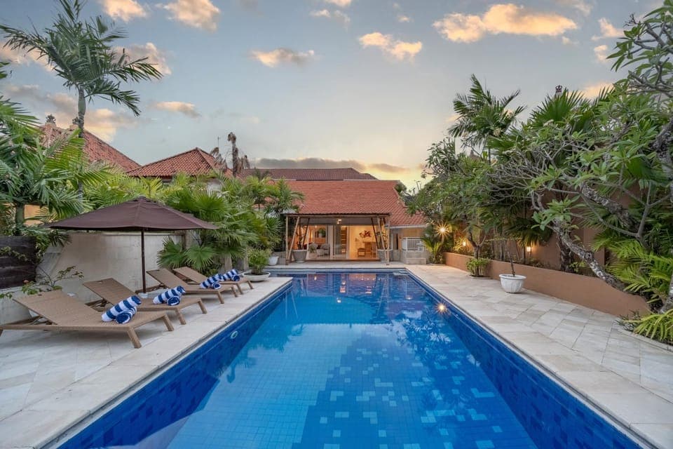 Swimming pool, sunbed