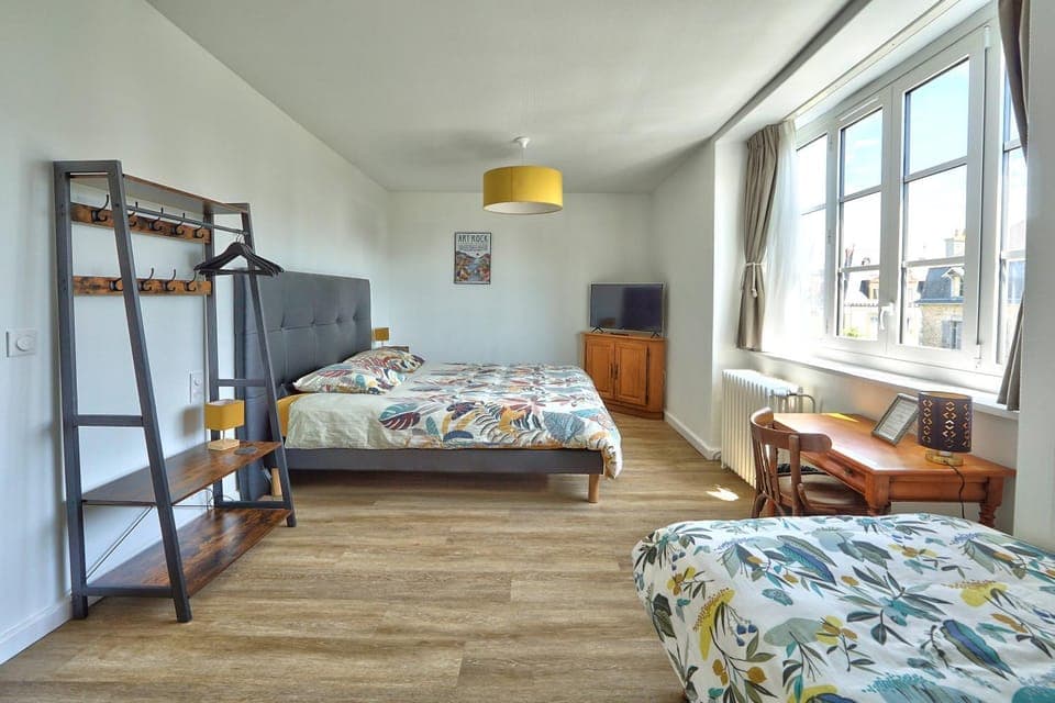 Bed, Neighbourhood, TV and multimedia, Photo of the whole room