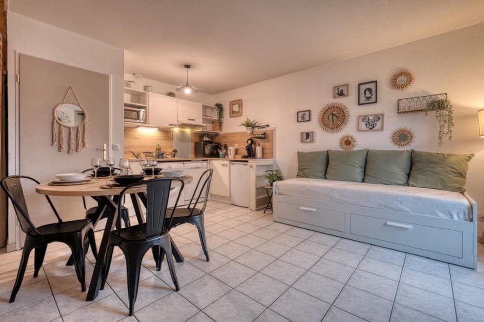 Kitchen or kitchenette, Living room