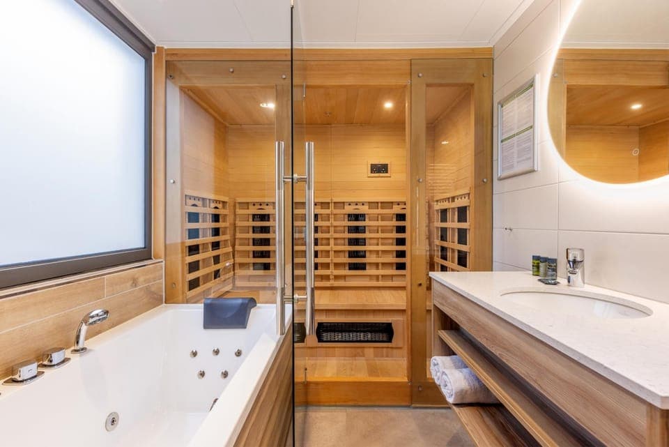 Hot Tub, Bathroom
