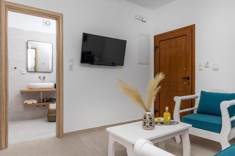 Bathroom, TV and multimedia, Seating area