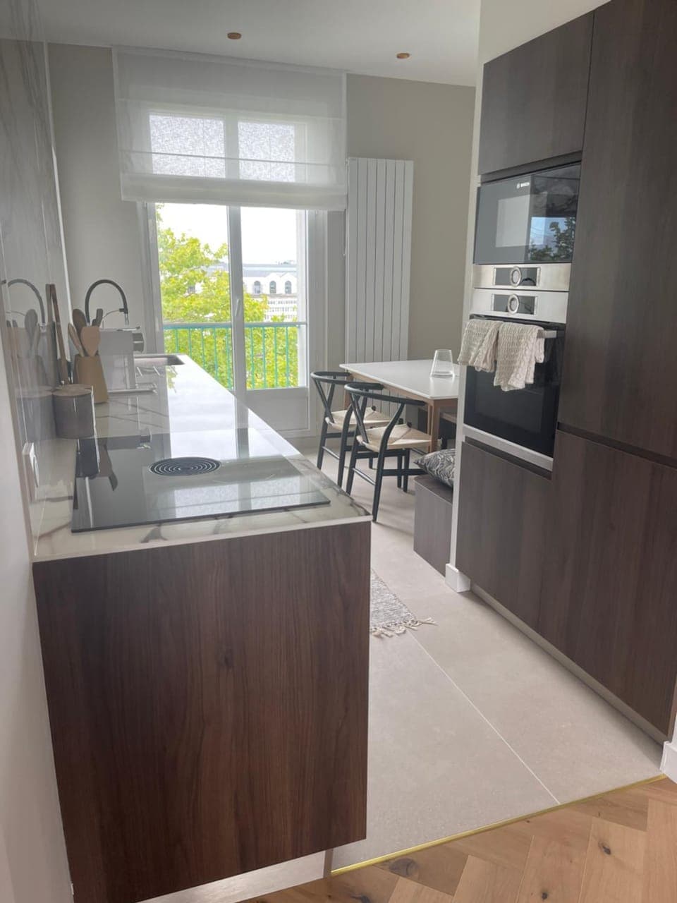 Kitchen or kitchenette, Dining area