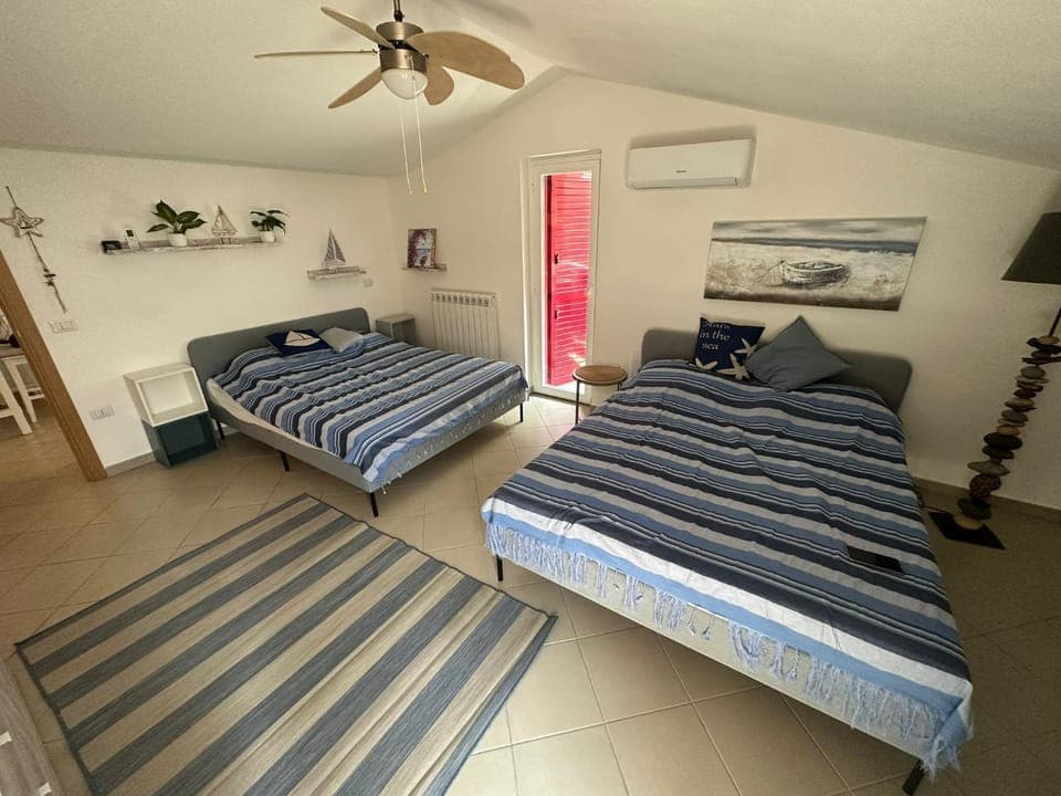 Bed, Photo of the whole room, Bedroom, fireplace, air conditioner