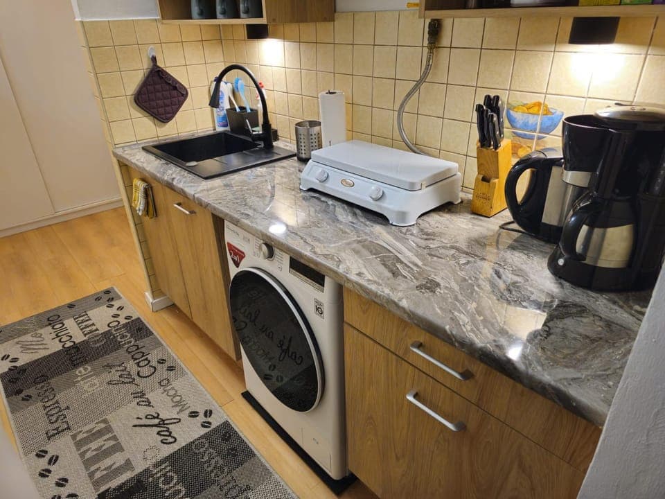 Kitchen or kitchenette, stove, washing machine