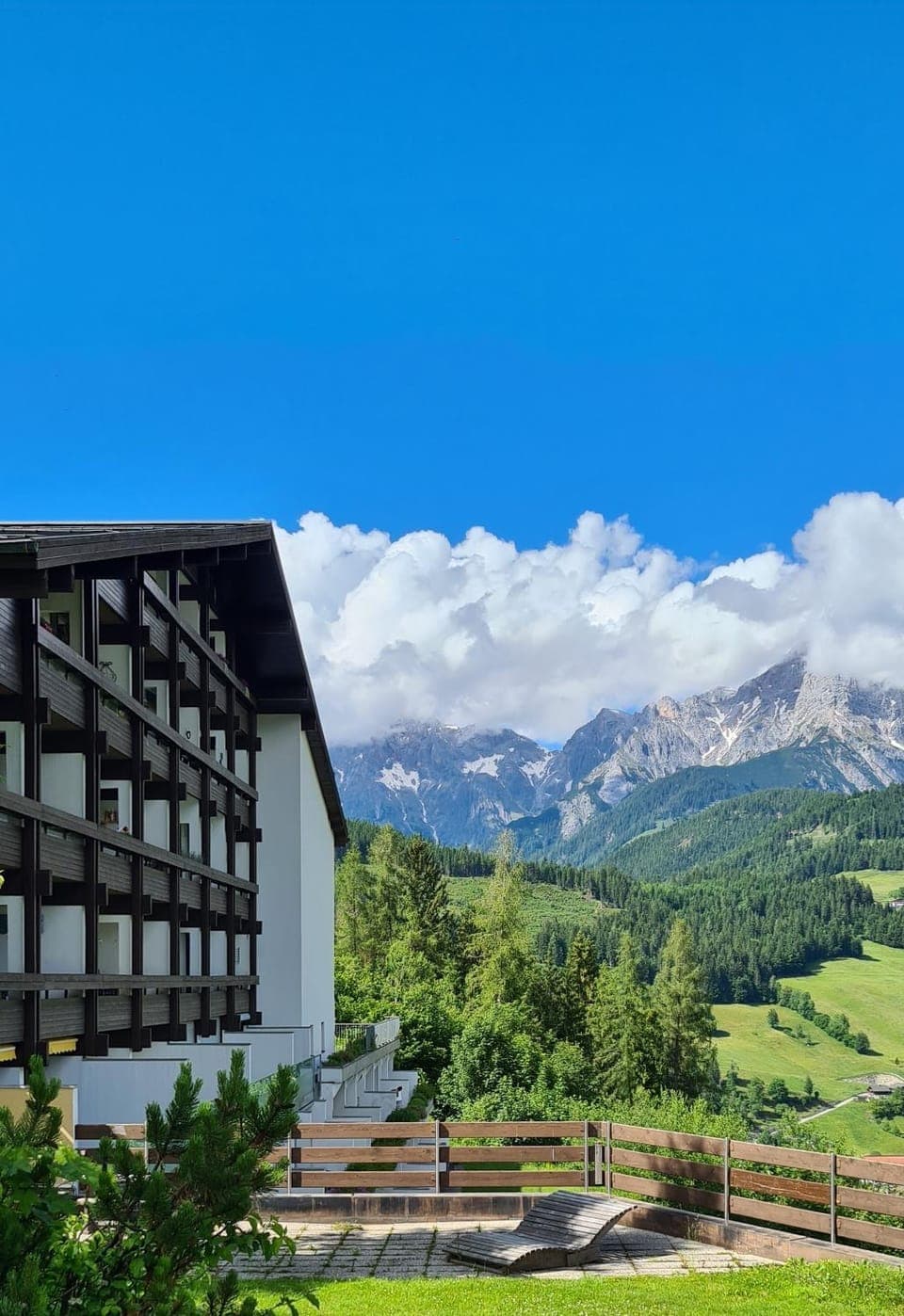 Property building, Spring, Off site, Day, On site, Mountain view, Location