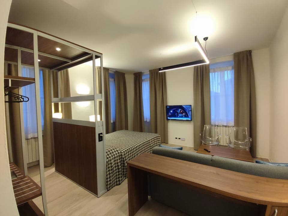 Bed, TV and multimedia, Living room, Photo of the whole room, Seating area, Bedroom, hair dresser