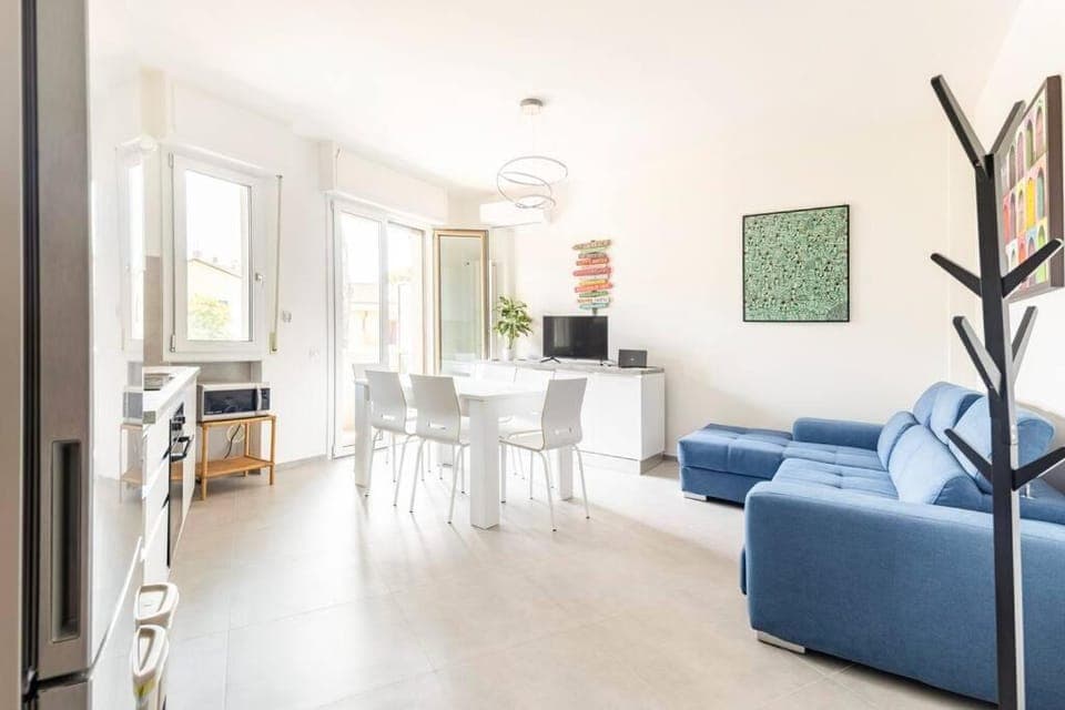 Communal lounge/ TV room, TV and multimedia, Living room, Seating area, Dining area, Evening entertainment