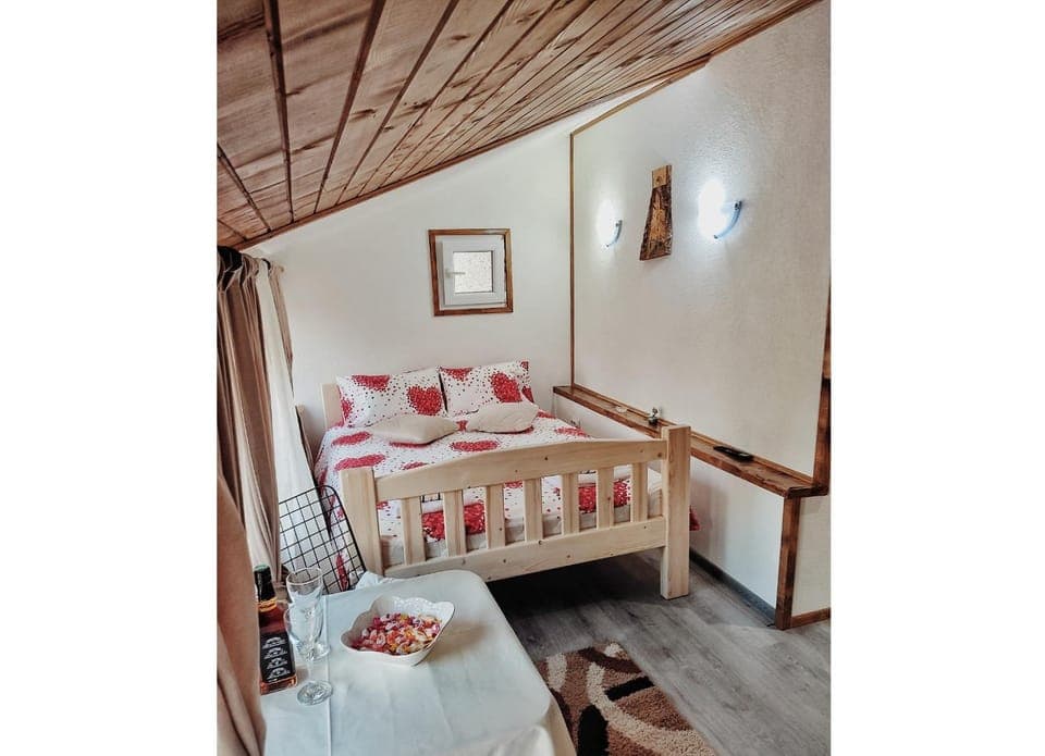 Photo of the whole room, bunk bed