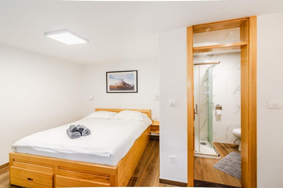 Bed, Bathroom, Bedroom, towels