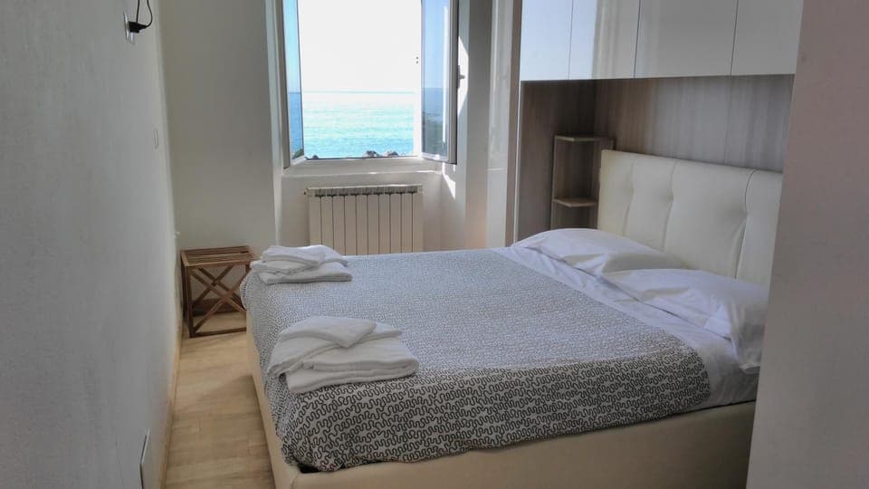 Day, Photo of the whole room, Bedroom