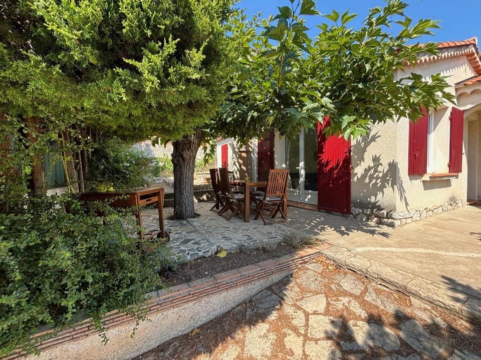 Property building, Patio, Facade/entrance, Garden, Garden view