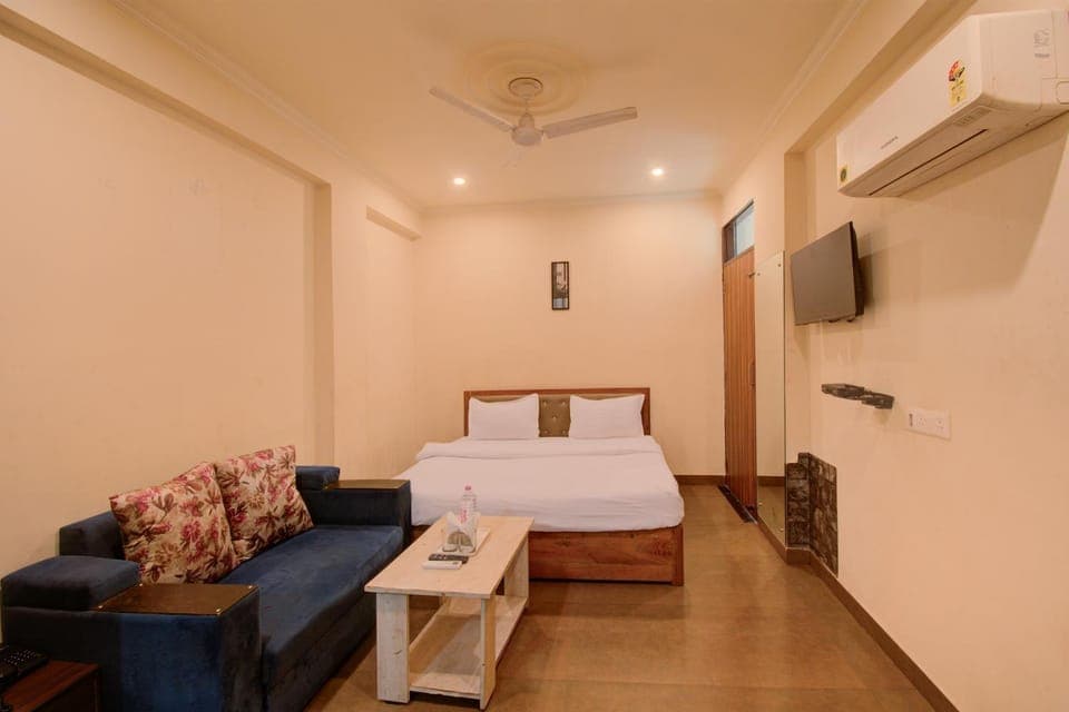 Bed, TV and multimedia, Photo of the whole room, Seating area, Bedroom, towels, air conditioner