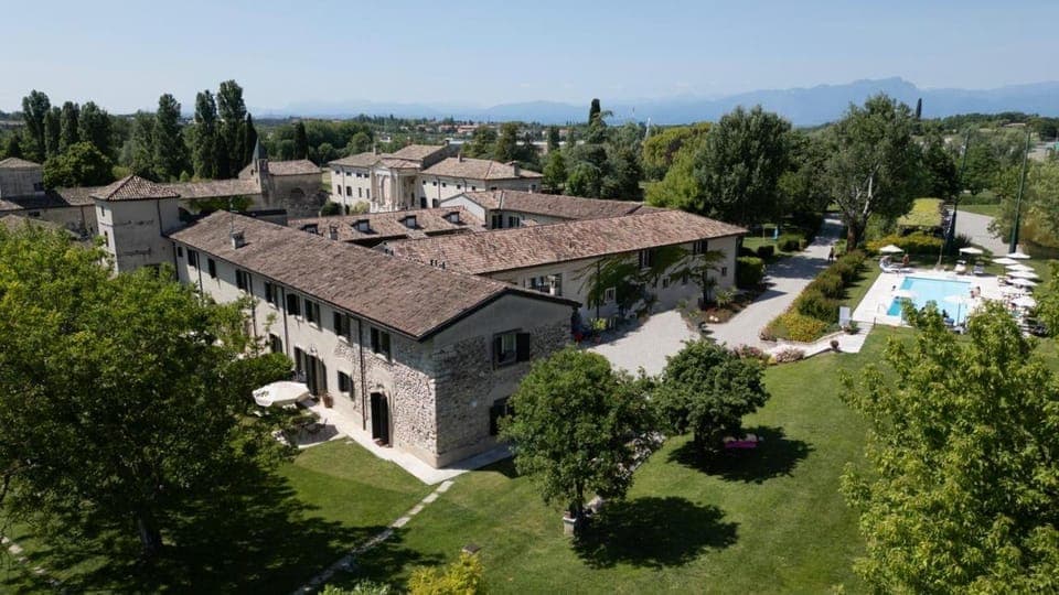 Property building, Facade/entrance, Garden