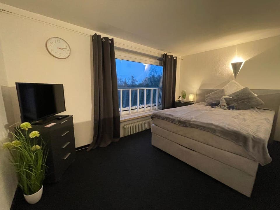 Bed, TV and multimedia, Bedroom