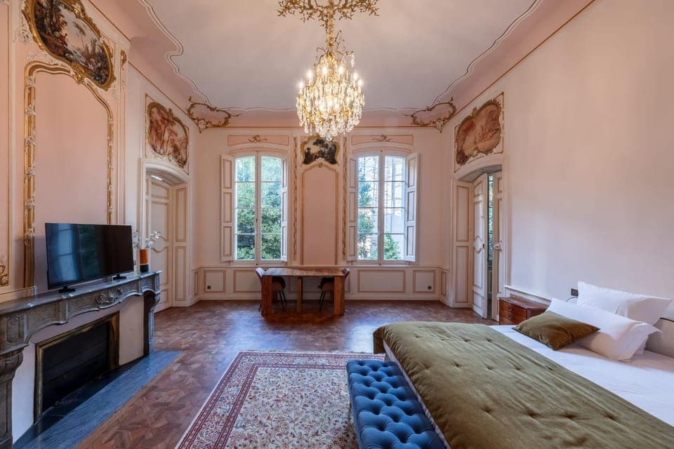 Bed, TV and multimedia, Photo of the whole room, Bedroom