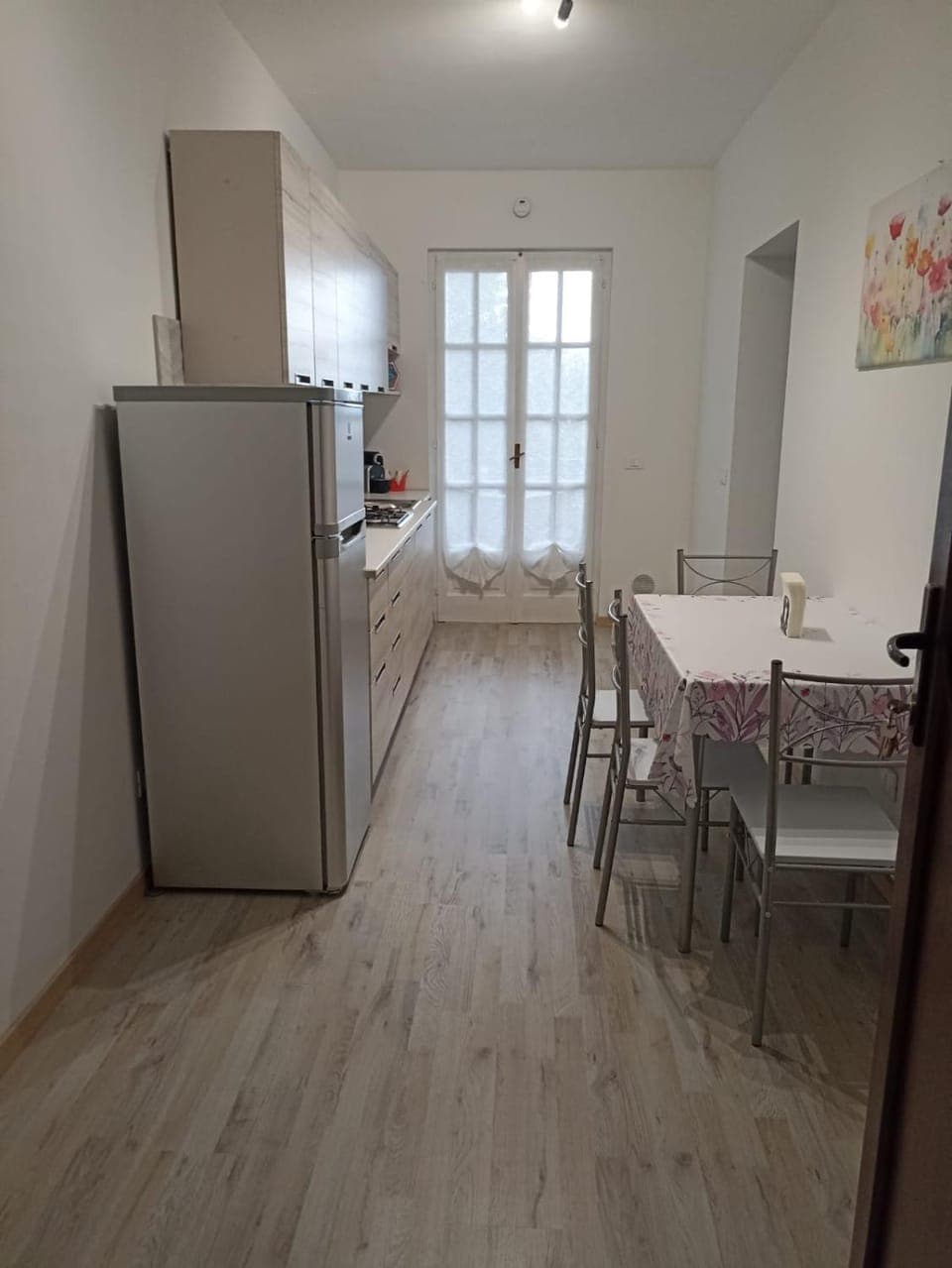 Kitchen or kitchenette, Dining area, stove