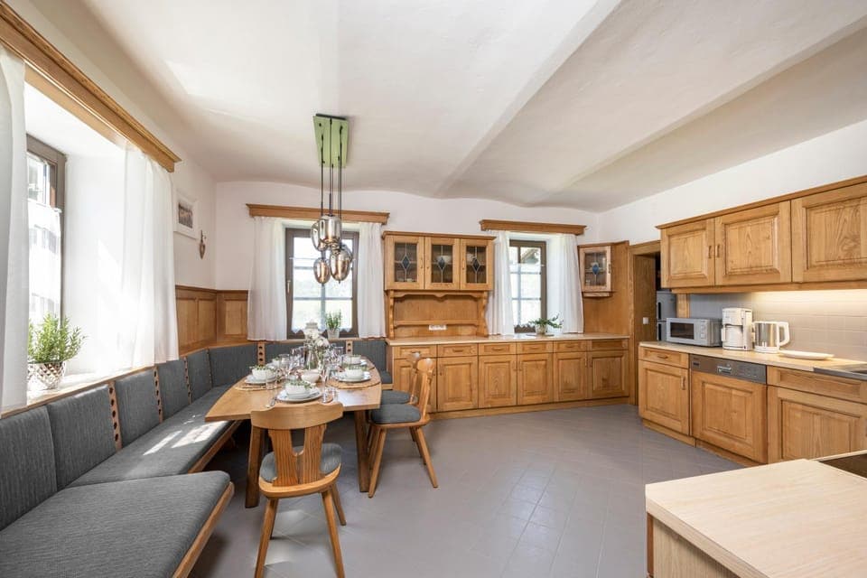 Kitchen or kitchenette, Dining area