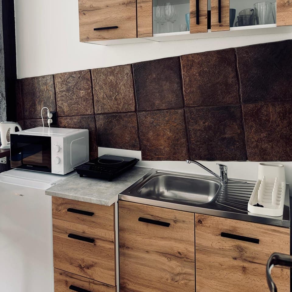 Kitchen or kitchenette, locker, microwave