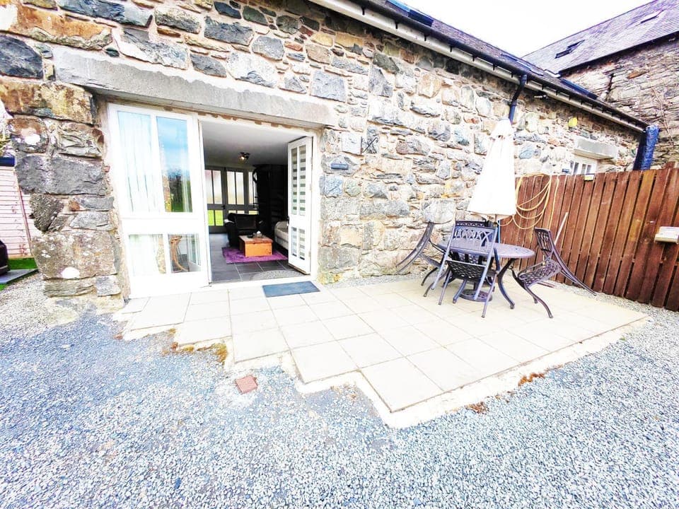 Property building, Patio, Day, Dining area, Pets, Pets, Mountain view, Mountain view