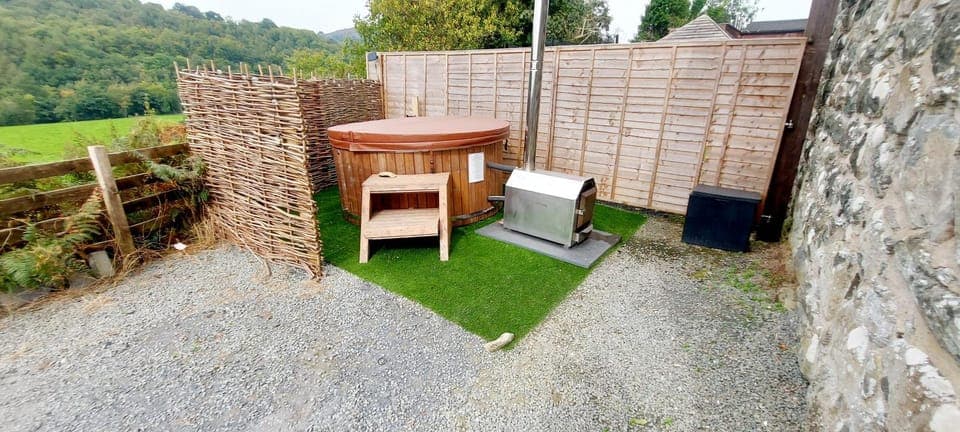 Day, Garden, Hot Tub, Pets, Garden view, pet friendly
