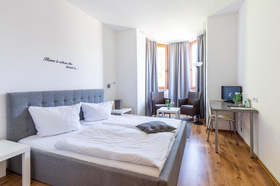 Bed, TV and multimedia, Photo of the whole room, Bedroom, towels