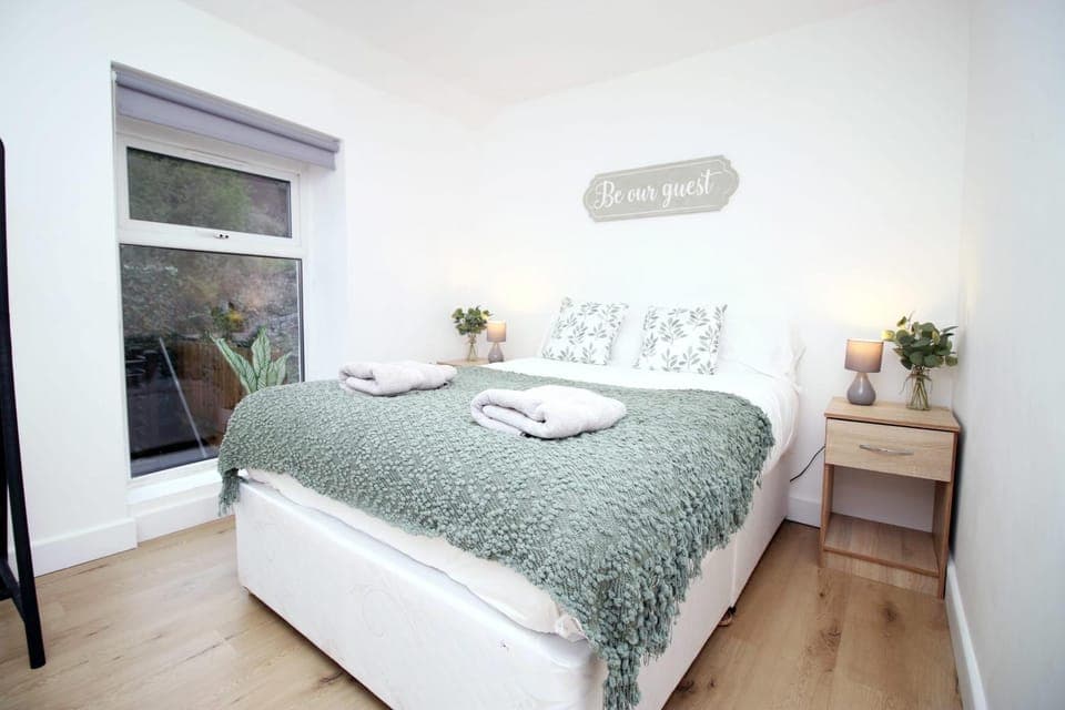 Bed, Photo of the whole room, Bedroom, towels