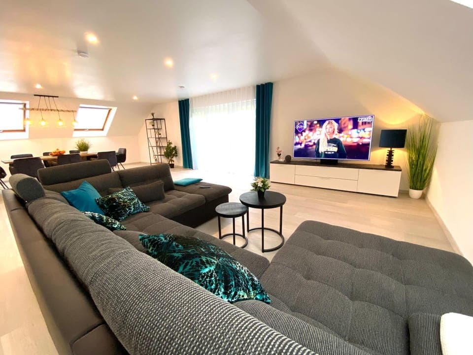 Communal lounge/ TV room, TV and multimedia, Living room, Seating area