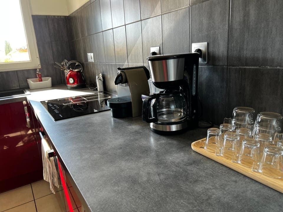 Coffee/tea facilities, Kitchen or kitchenette, stove, toaster