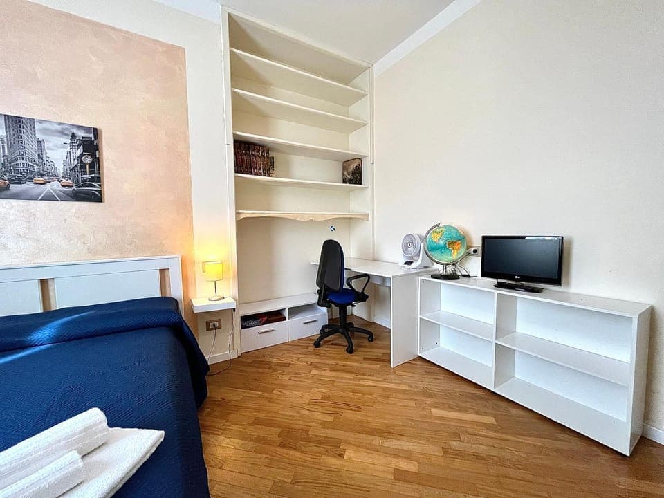 Bed, TV and multimedia, Photo of the whole room, Seating area, Bedroom, hair dresser