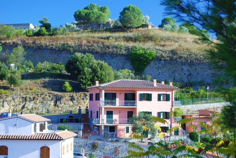 Property building, Neighbourhood