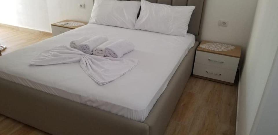 Bed, Bedroom, towels