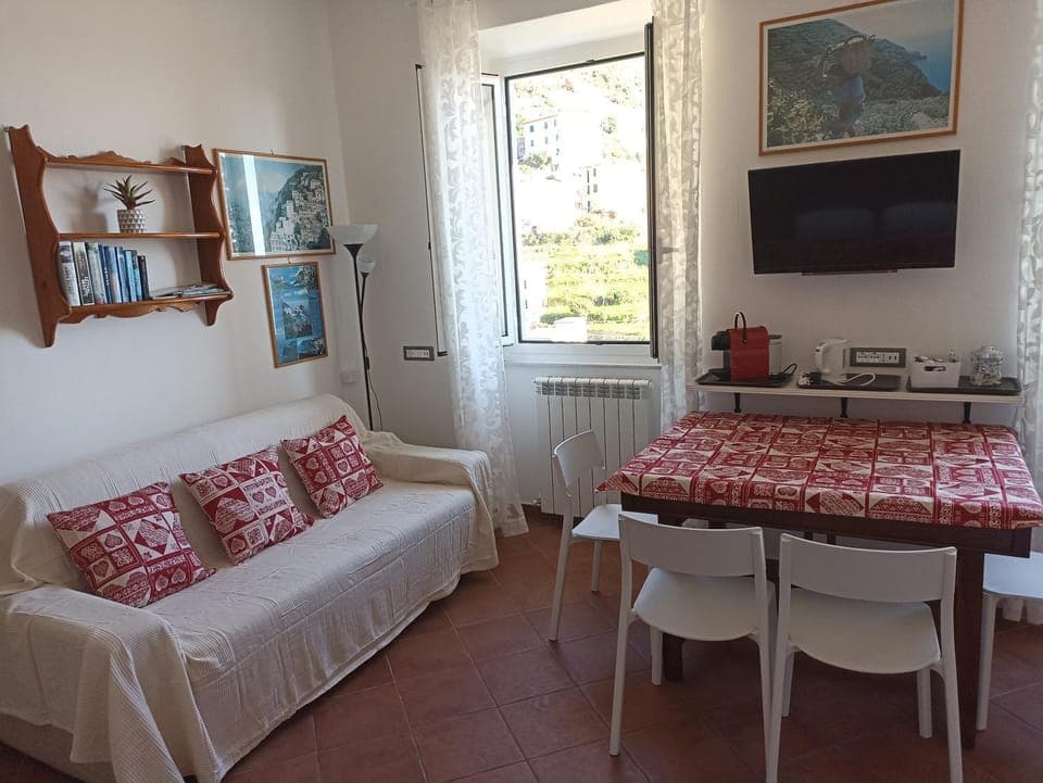 TV and multimedia, Seating area, Dining area