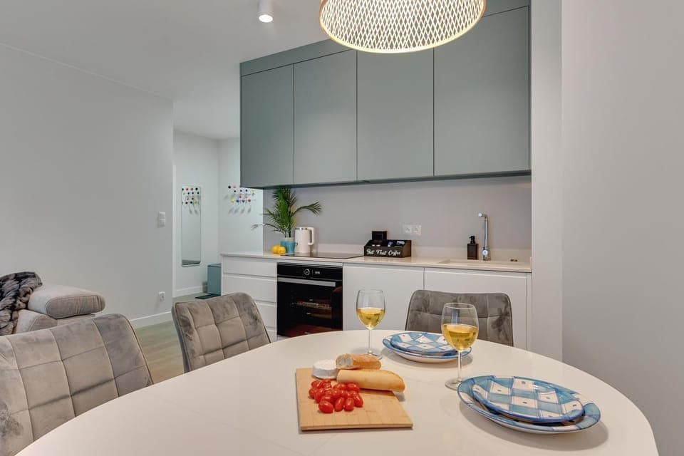 Kitchen or kitchenette, Dining area, stove